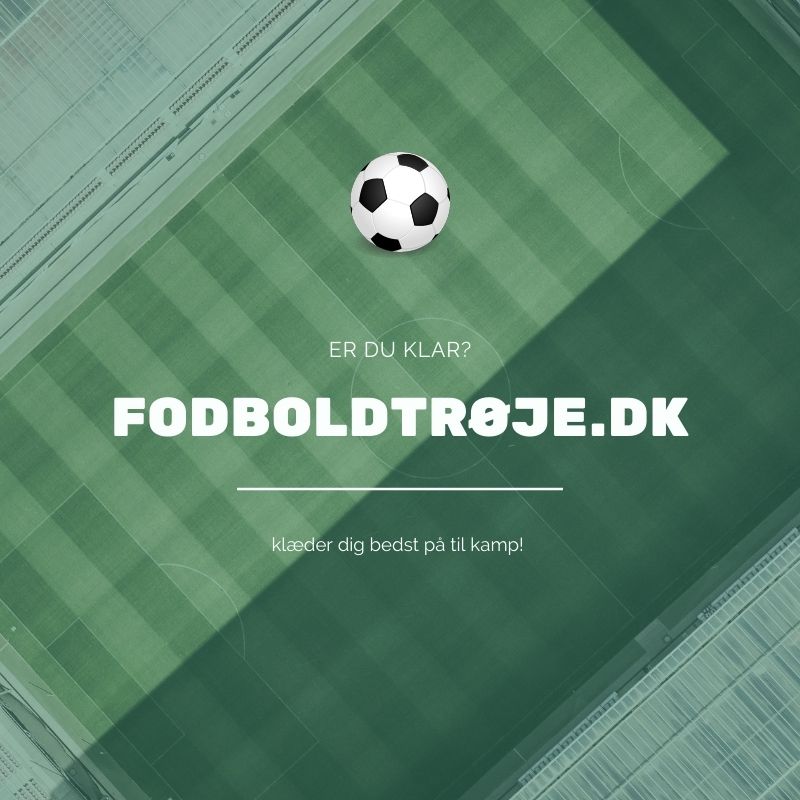 Fodboldbane set fra oven med reklame tekst for fodboldtrøje.